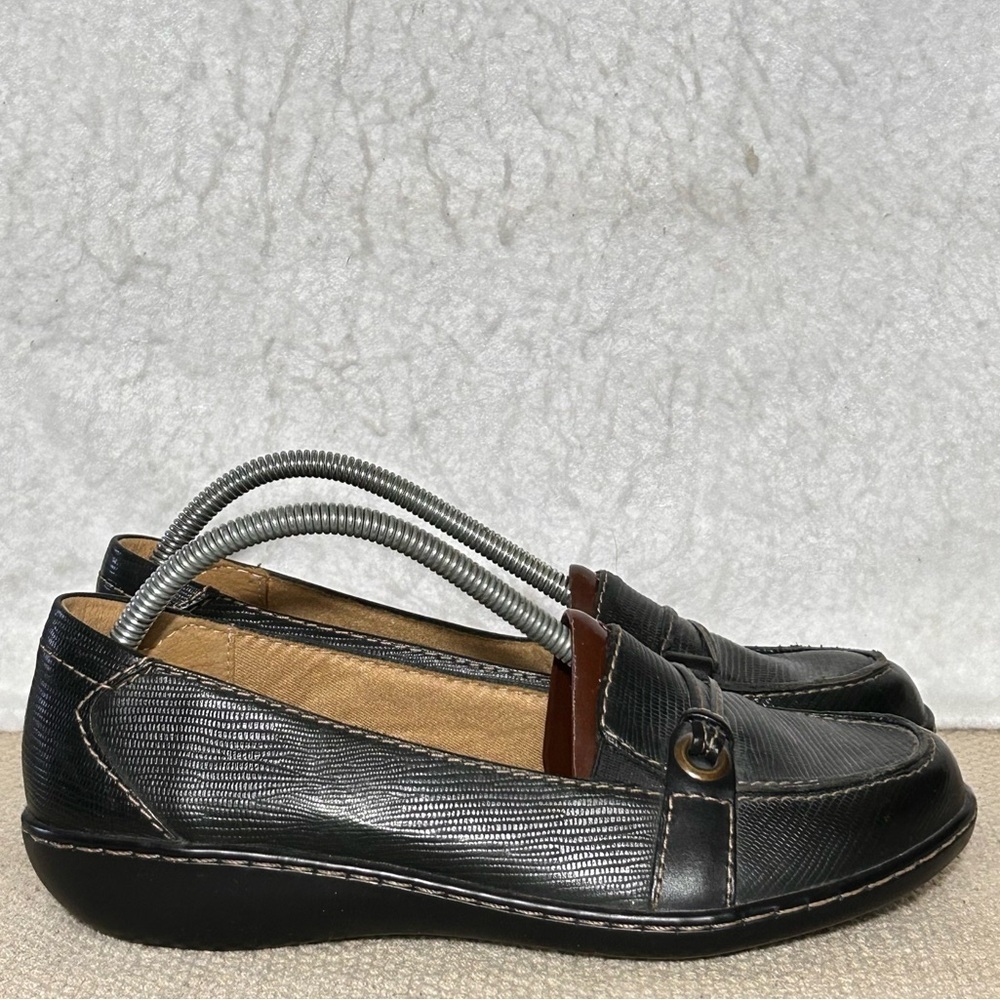 Clarks Womens Black Cora Daisy Leather Slip On Casual Loafers Shoes SZ 8M NWOT